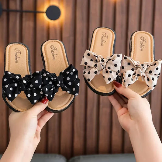 These Toddler Girls New Open Toe Bow Slide Sandals are perfect for playful little girls aged 4 to 6. Made with breathable PU leather and a waterproof design.