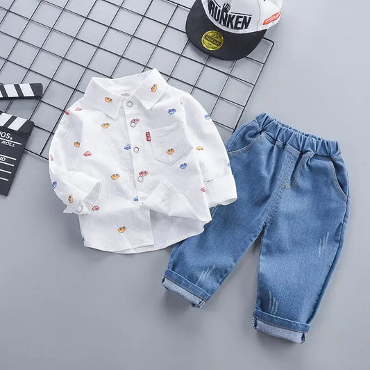 Get your little guy ready for fall with this stylish Toddler Boys Car Print Fashion Shirt and Denim Jeans! Made with a comfy cotton and spandex blend.