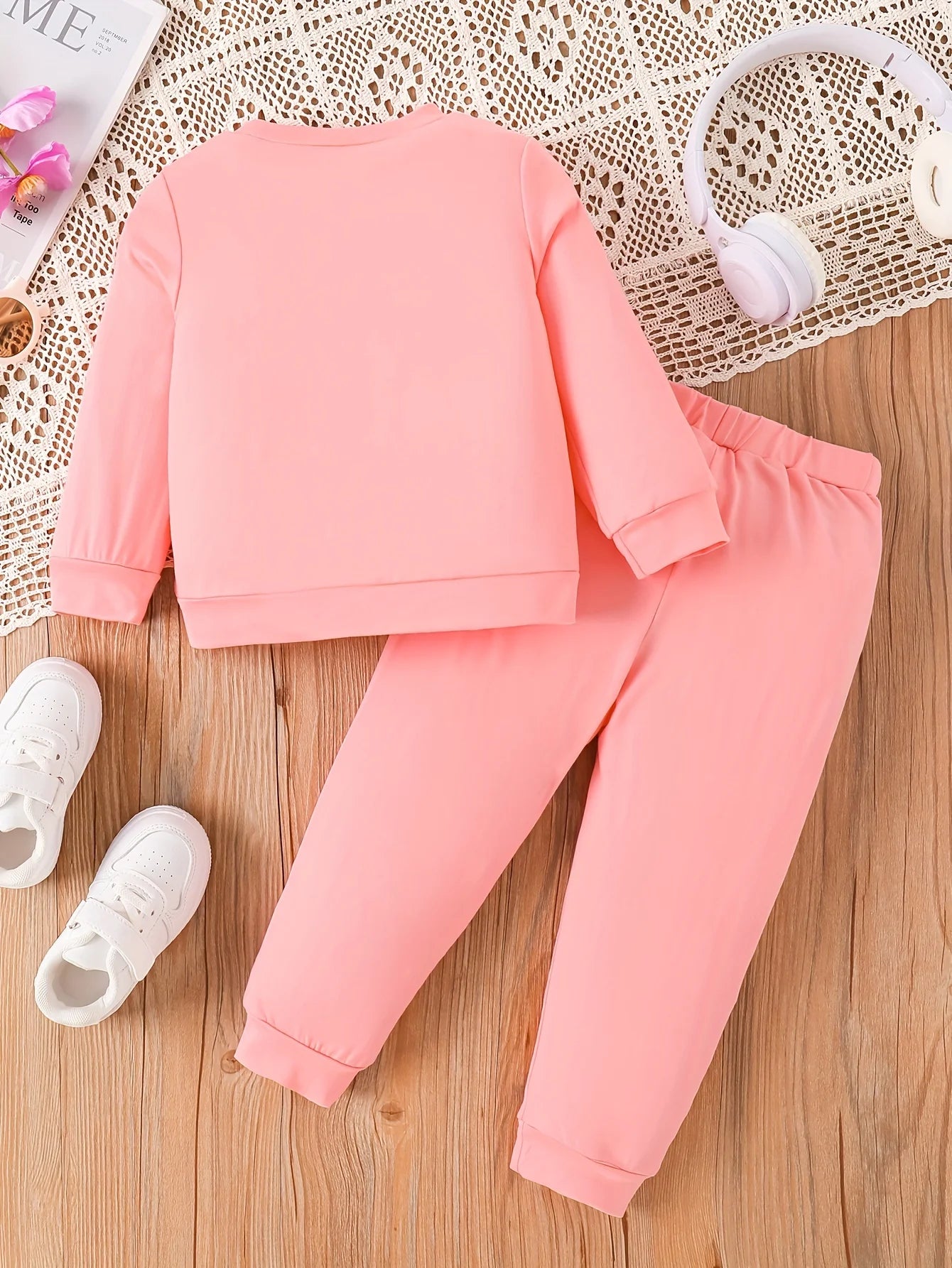 Meet the pup-approved Girls Autumn Fashion Cartoon Dog Tracksuit that'll have your girl howling with laughter! This adorable Girls Autumn Fashion Cartoon Dog Tracksuit combines cozy cotton-polyester comfort 