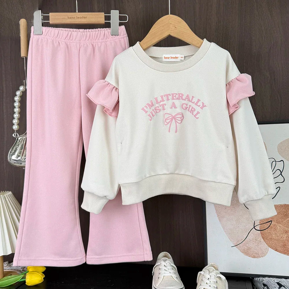 This adorable Autumn Girls Long Sleeve Letter Printed Top+Color Pants set is the ultimate fall fashion combo for your little fashionista! 