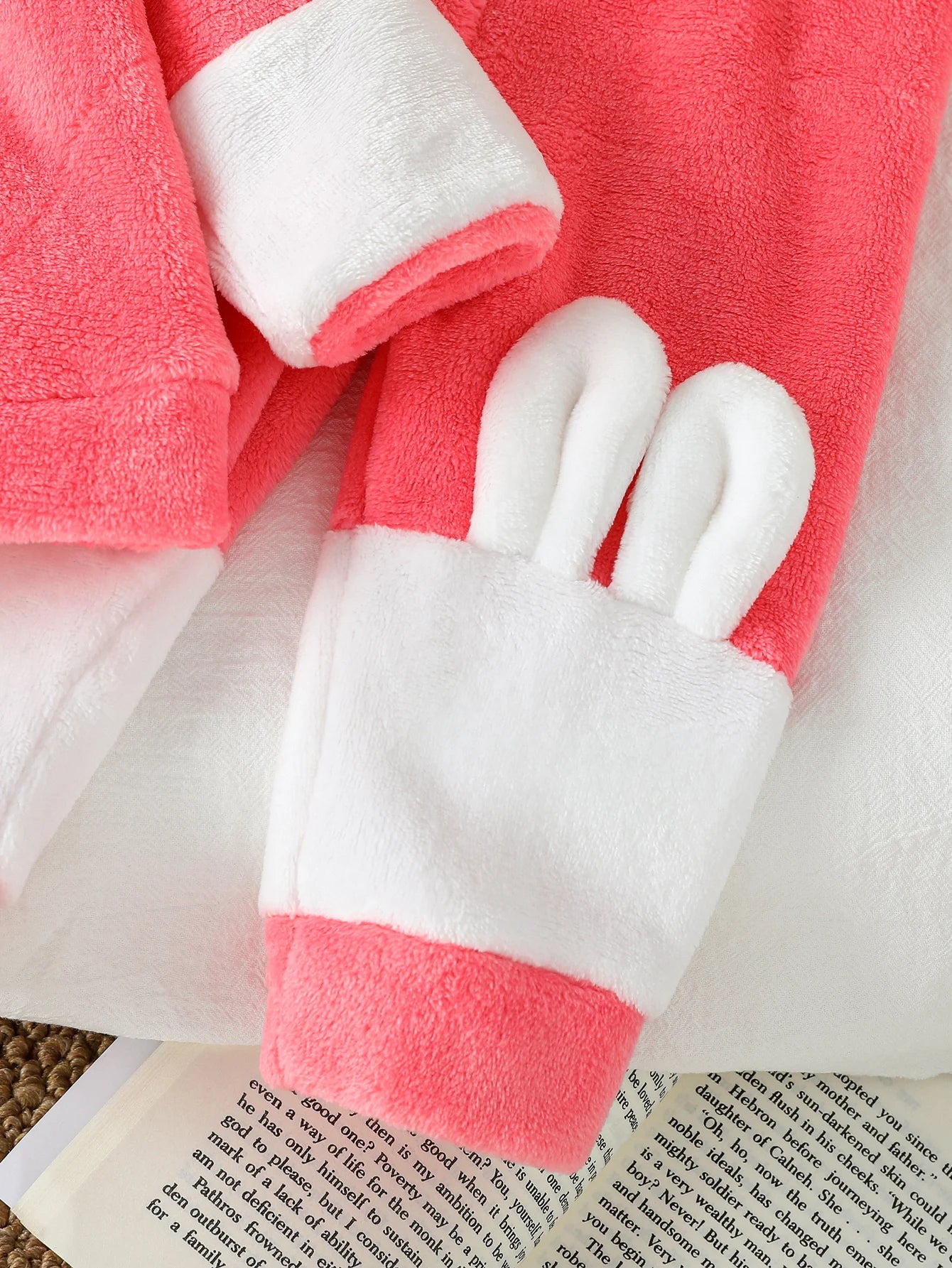 Keep your little one cozy and cute with this pink Toddler Girls Winter Plush Hoodie Set, perfect for autumn adventures!