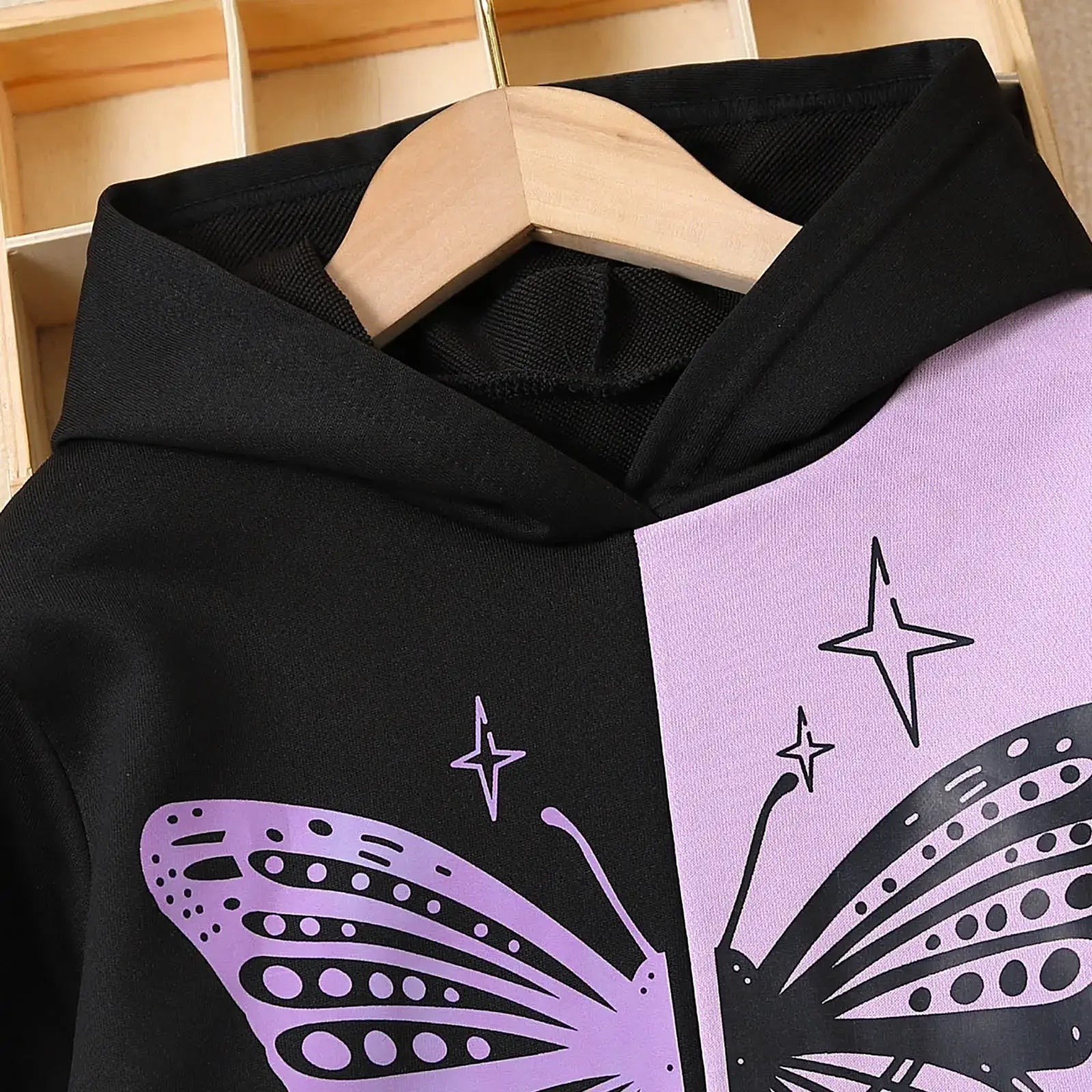 This Girls Autumn Butterfly Split-Color Hooded Sweatsuit is perfect for your little fashionista who loves comfort and style! Made from breathable cotton-polyester, it keeps her cozy without sacrificing softness or safety. 