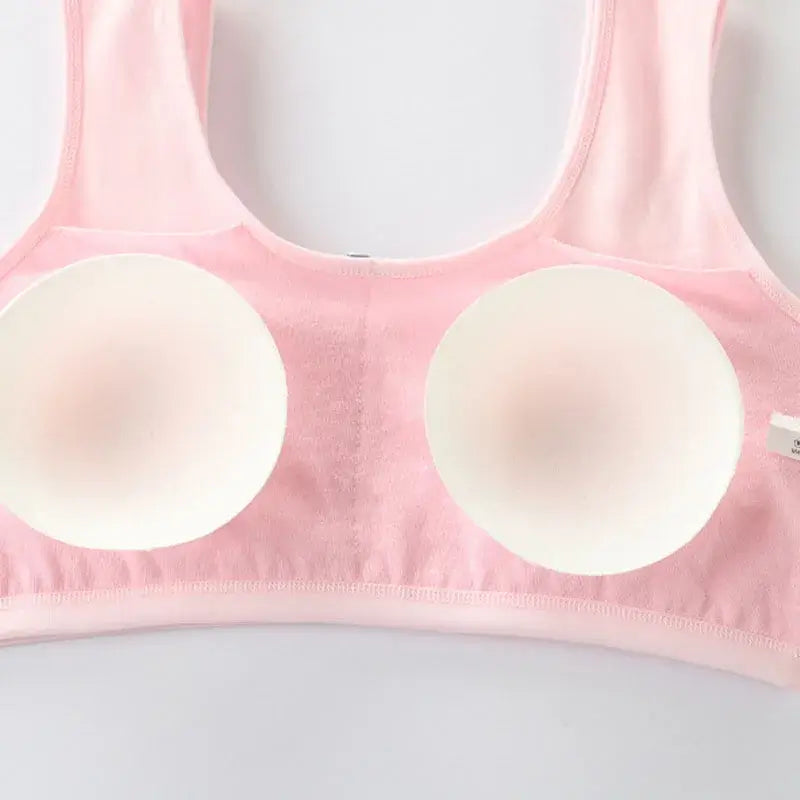 Experience ultimate comfort and style with our Girls Cotton Sponge Cup Bra! It provides breathability and durability.