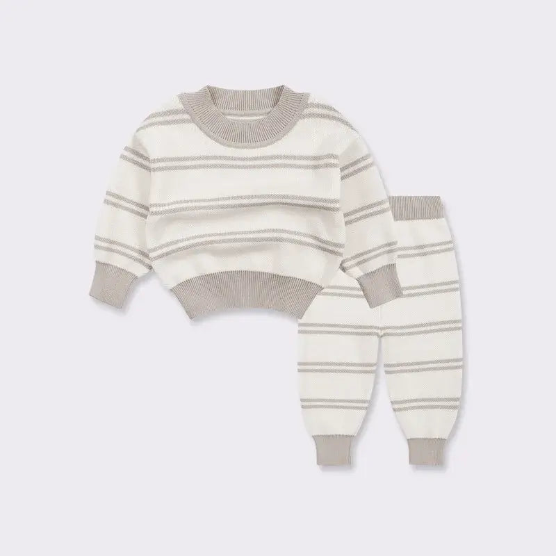 Made from soft, comfortable cotton, this casual set is perfect for the cooler seasons.