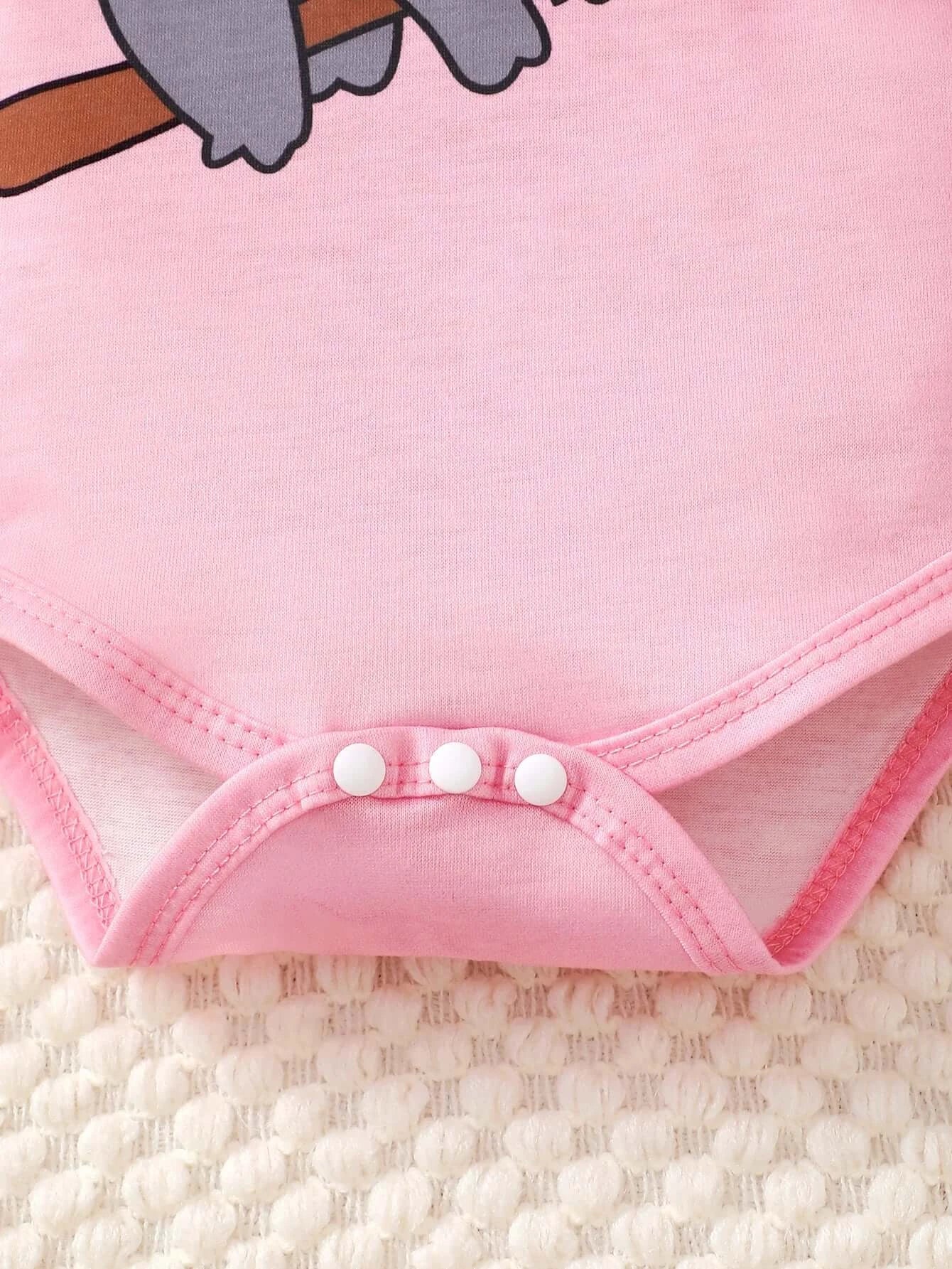 Keep your little one cozy and adorable this autumn with our Newborn Girls Autumn Koala Jumpsuit-Pants and Hat. Made from soft polyester and spandex