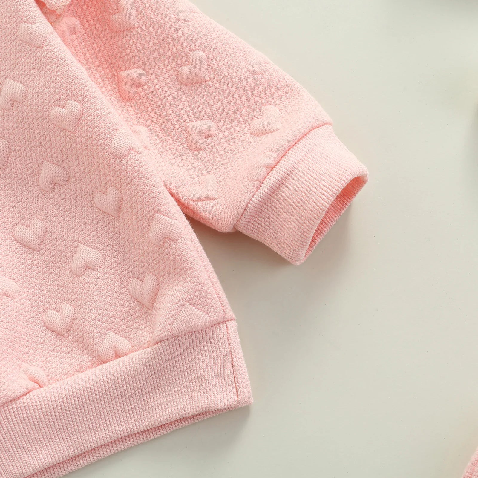 Dress your little one in cozy cuteness with this pink Newborn Girls Autumn Long Sleeve Heart Printed Sweatsuit. Made from a soft, breathable cotton-polyester blend