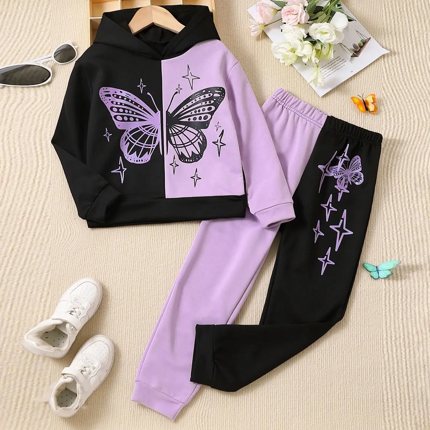 This Girls Autumn Butterfly Split-Color Hooded Sweatsuit is perfect for your little fashionista who loves comfort and style! Made from breathable cotton-polyester, it keeps her cozy without sacrificing softness or safety. 
