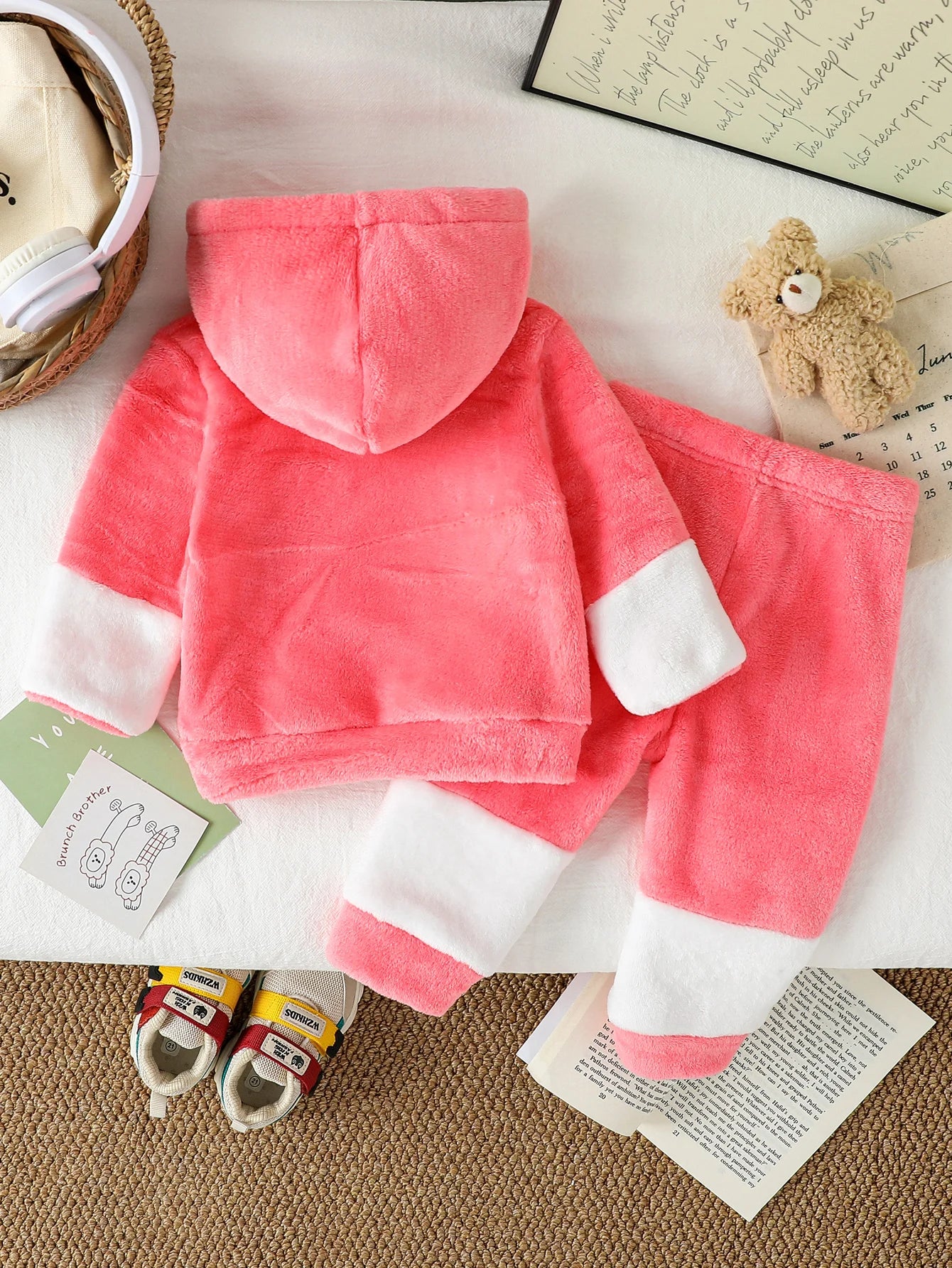 Keep your little one cozy and cute with this pink Toddler Girls Winter Plush Hoodie Set, perfect for autumn adventures!