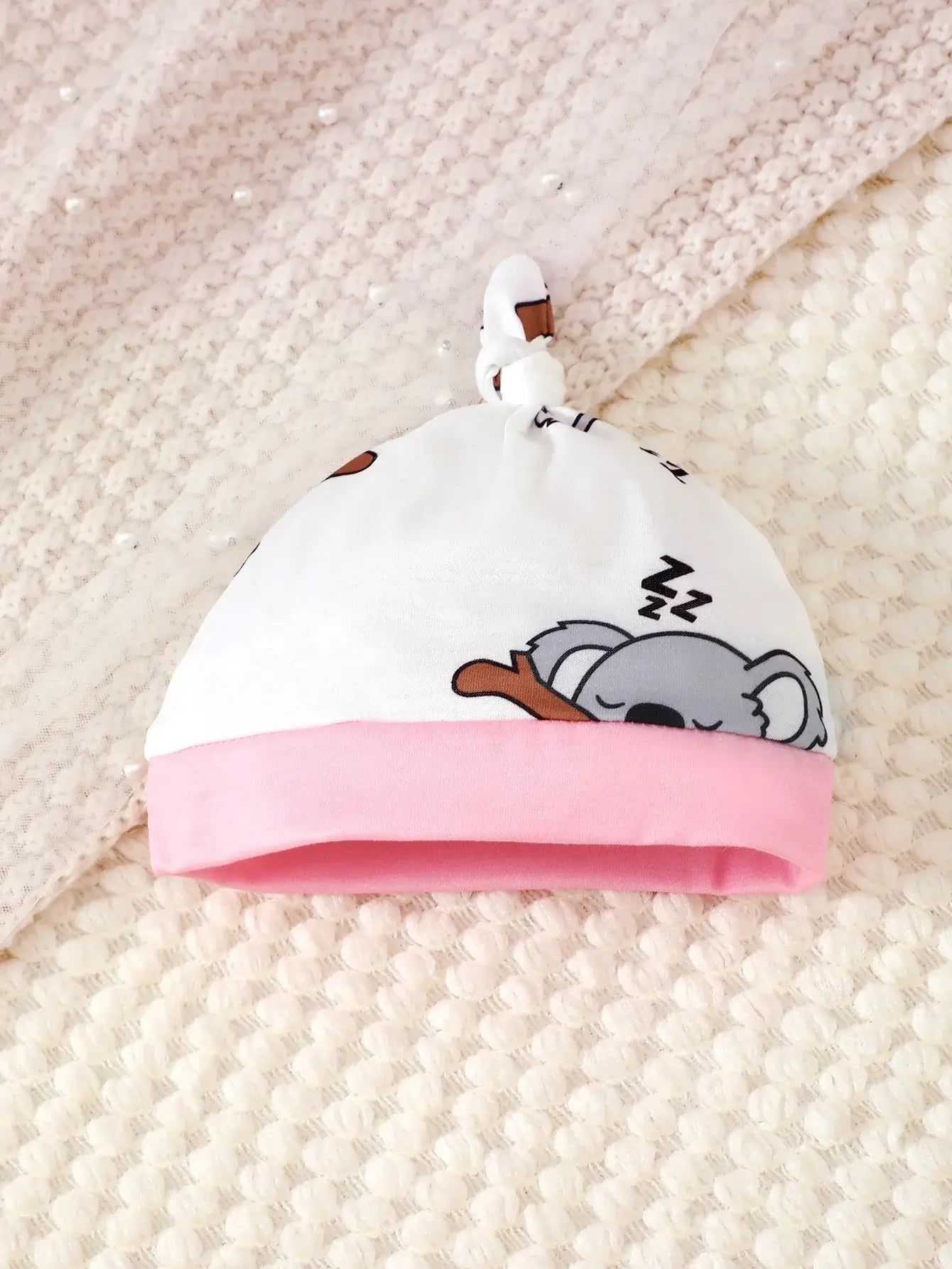 Keep your little one cozy and adorable this autumn with our Newborn Girls Autumn Koala Jumpsuit-Pants and Hat. Made from soft polyester and spandex